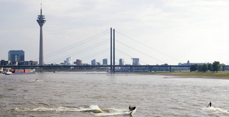 Description: http://upload.wikimedia.org/wikipedia/de/thumb/a/a9/Rheinkniebr%C3%BCcke_in_D%C3%BCsseldorf_mit_Fernsehturm,_Stadtor_und_Jetskiern.jpg/800px-Rheinkniebr%C3%BCcke_in_D%C3%BCsseldorf_mit_Fernsehturm,_Stadtor_und_Jetskiern.jpg